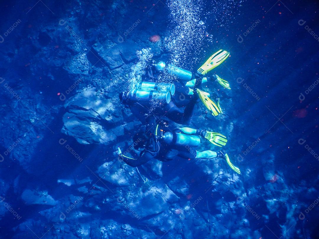 Praticando mergulho e snorkeling, lagoa misteriosa, bela lagoa de água azul turquesa