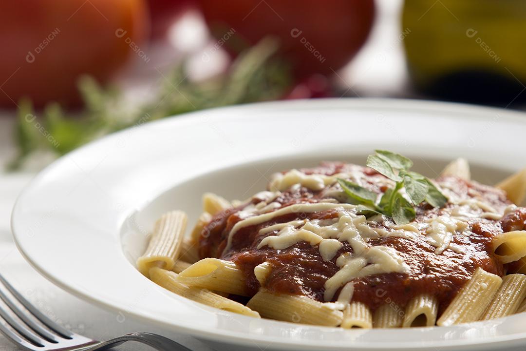 Macarrão com molho de tomate em um prato branco