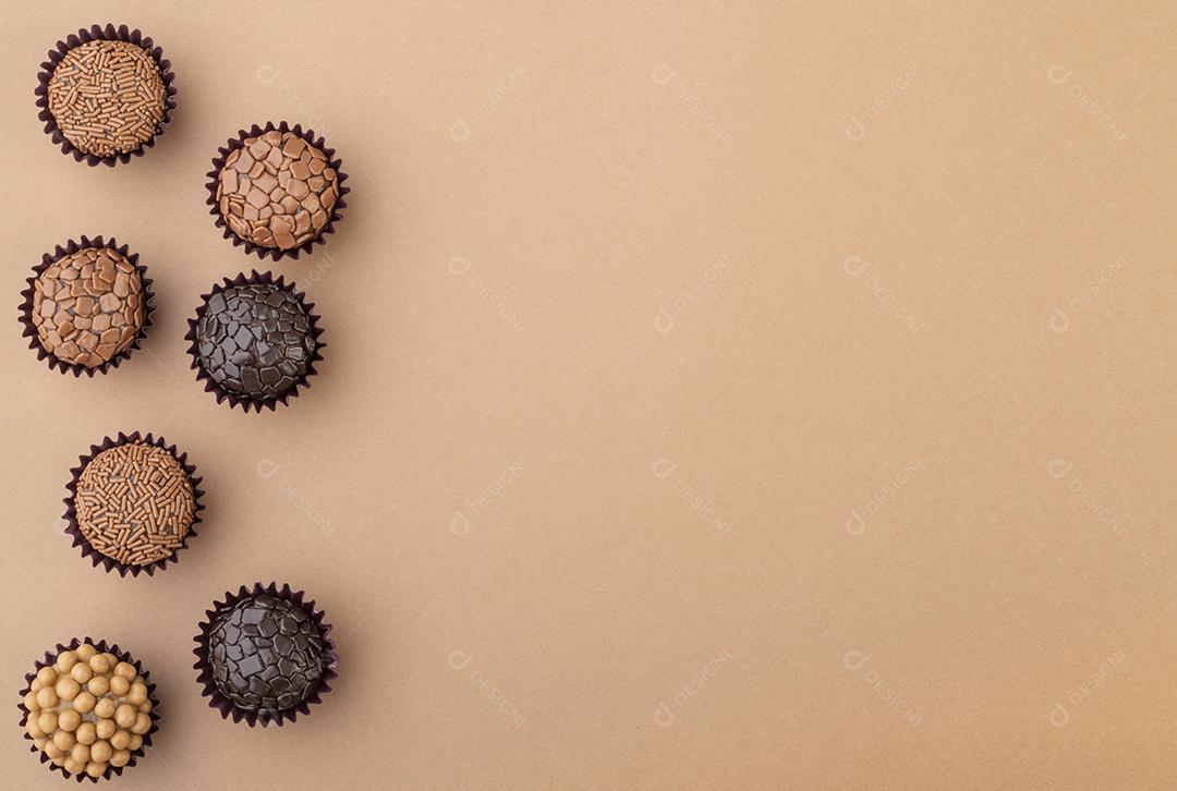 Brigadeiros típicos brasileiros, vários sabores com espaço para texto.