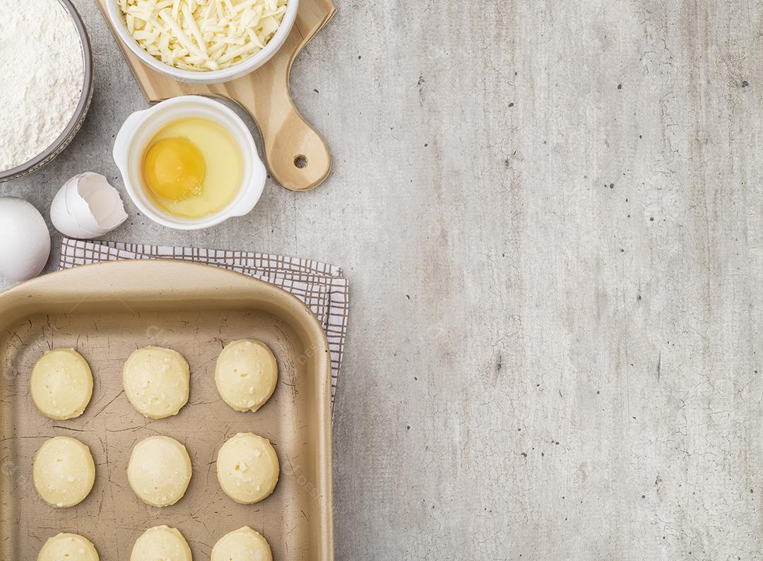 Pães típicos de queijo brasileiros crus com ingredientes