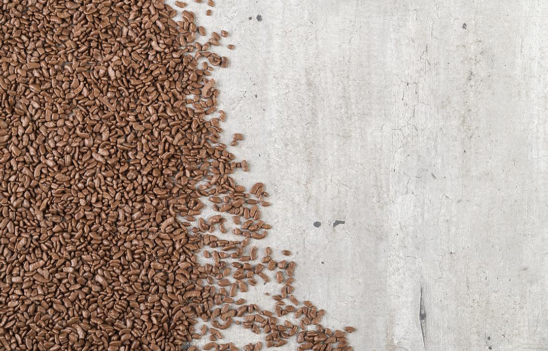 Chocolate ao leite polvilha sobre fundo cinza