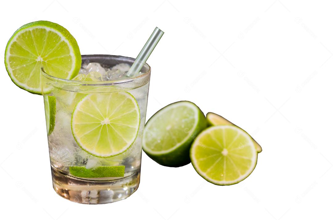 Caipirinha, bebida alcoólica tradicional brasileira, bebida típica feita com açúcar, limão, cana destilada .