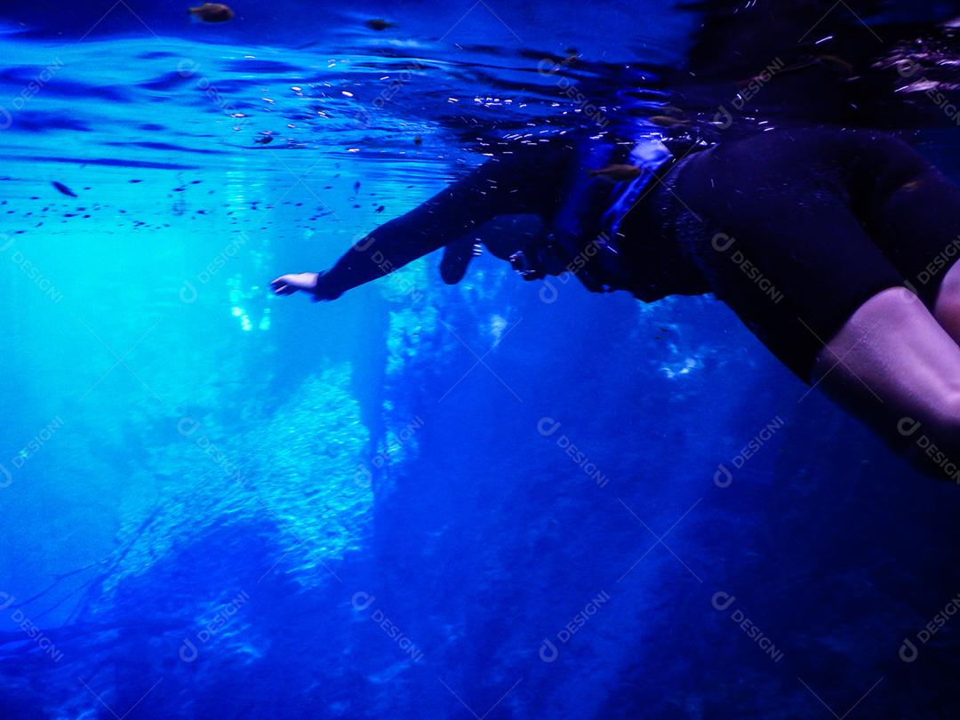 Praticando mergulho e snorkeling, lagoa misteriosa, bela lagoa de água azul turquesa transparente