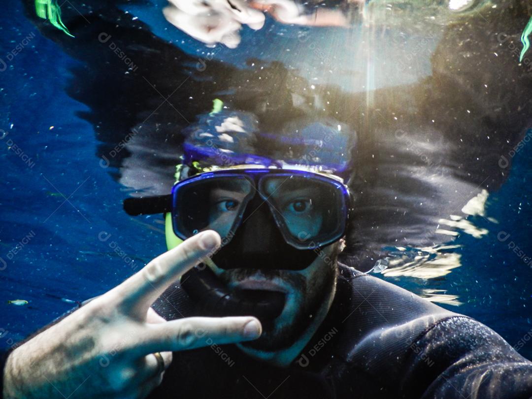Praticando mergulho e snorkeling, lagoa misteriosa, bela lagoa de água azul turquesa transparente