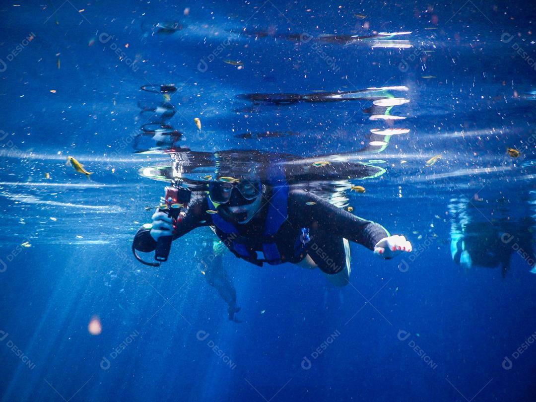 Praticando mergulho e snorkeling, lagoa misteriosa, bela lagoa de água azul turquesa transparente