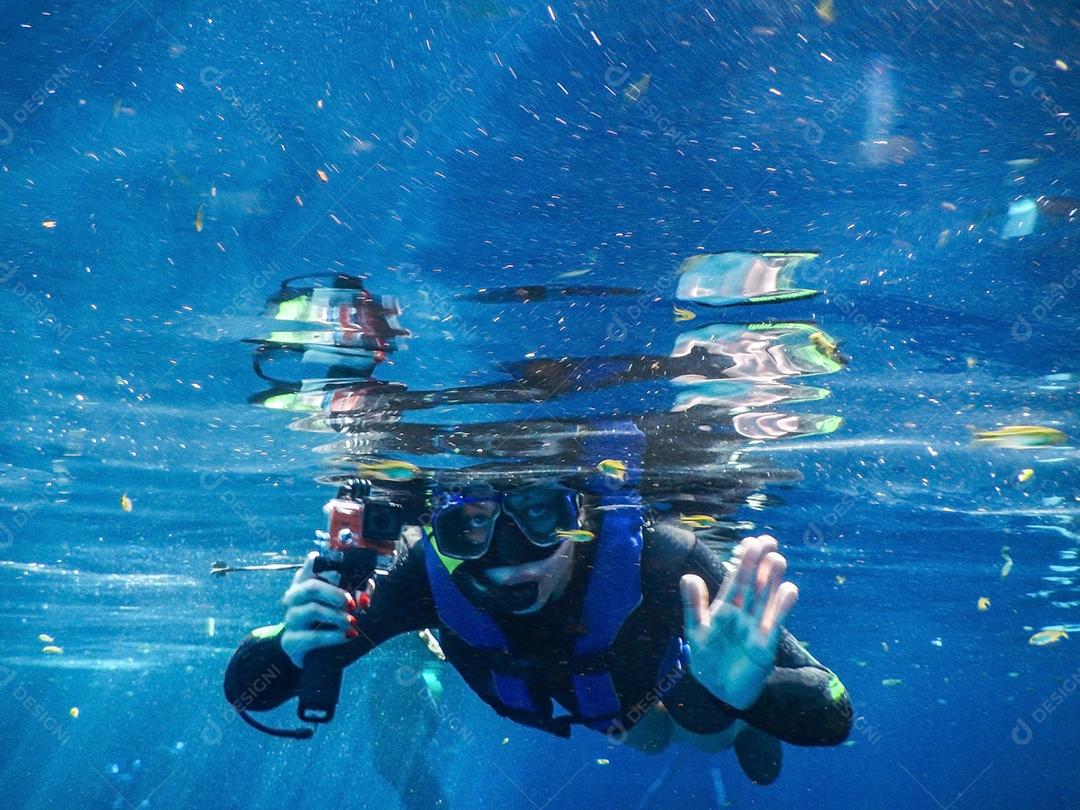 Praticando mergulho e snorkeling, lagoa misteriosa, bela lagoa de água azul turquesa transparente