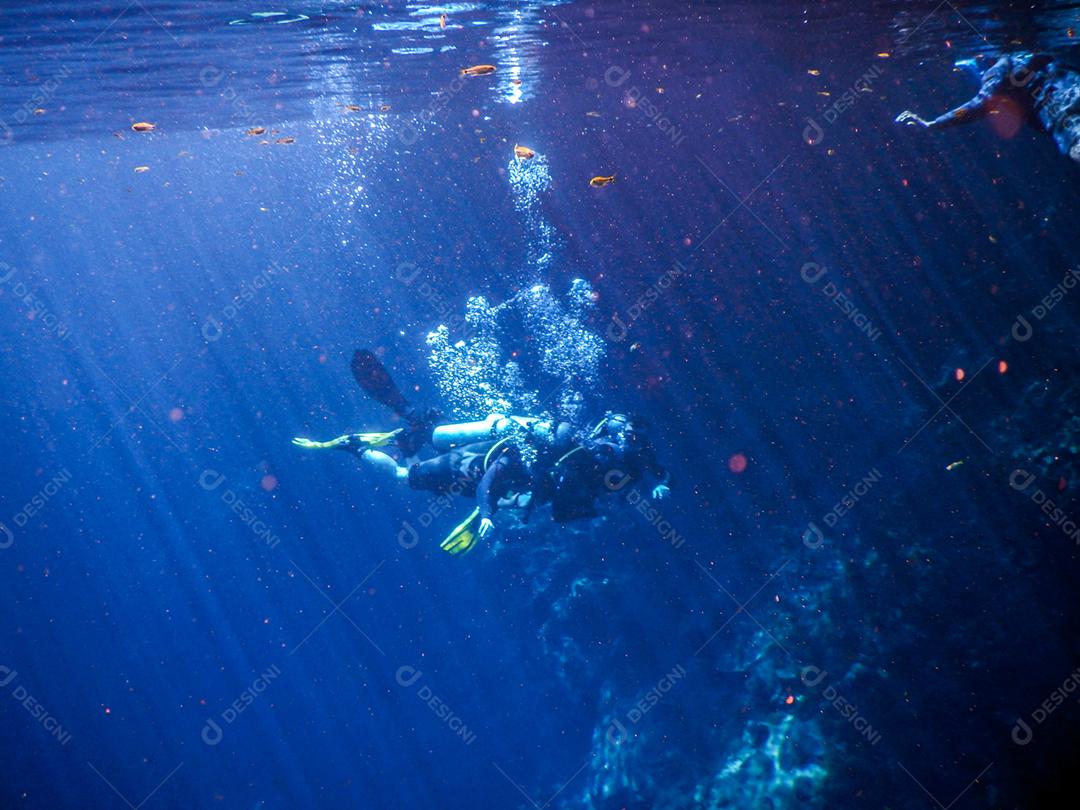 Praticando mergulho e snorkeling, lagoa misteriosa, bela lagoa de água azul turquesa transparente