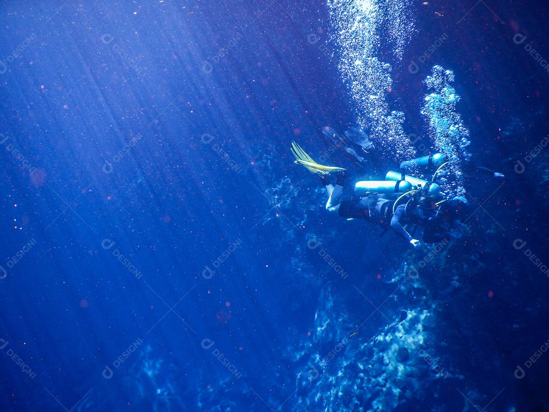 Praticando mergulho e snorkeling, lagoa misteriosa, bela lagoa de água azul turquesa transparente