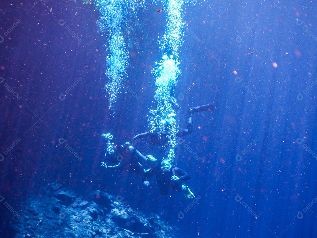 Praticando mergulho e snorkeling, lagoa misteriosa, bela lagoa de água azul turquesa transparente