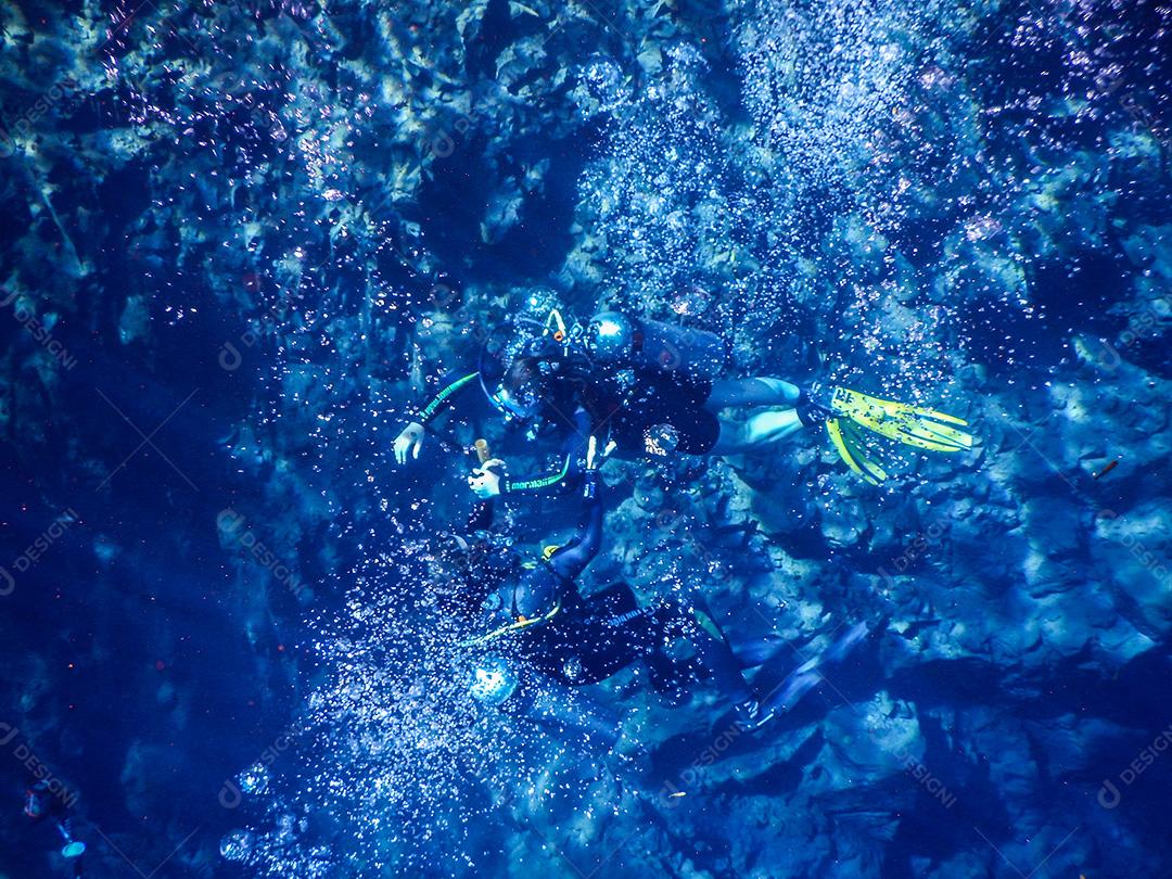 Praticando mergulho e snorkeling, lagoa misteriosa, lindo l