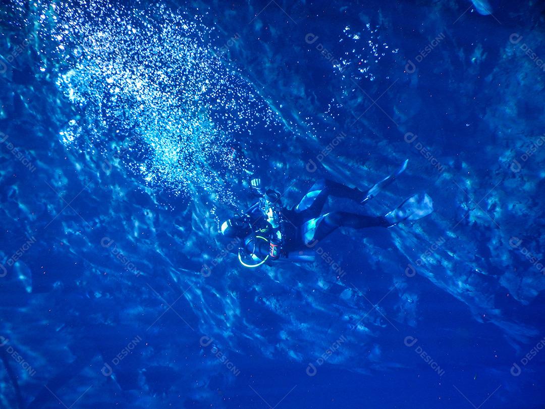 Praticando mergulho e snorkeling, lagoa misteriosa, lindo l