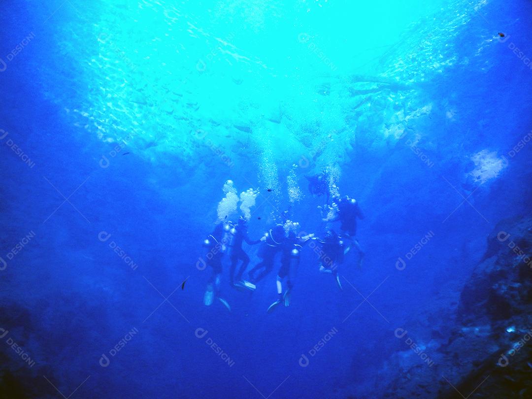 Praticando mergulho e snorkeling, lagoa misteriosa, lindo l