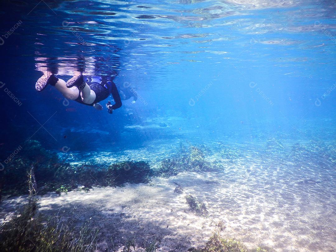 Praticando mergulho e snorkeling, lagoa misteriosa, lindo l