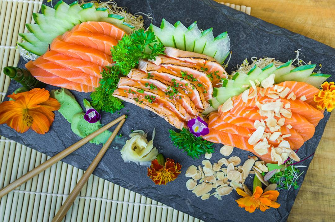 Culinária tradicional japonesa, sashimi premium.