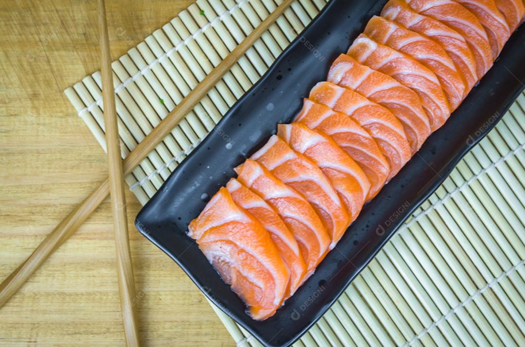 Carpaccio de salmão tradicional com molho de azeite e sumo de limão