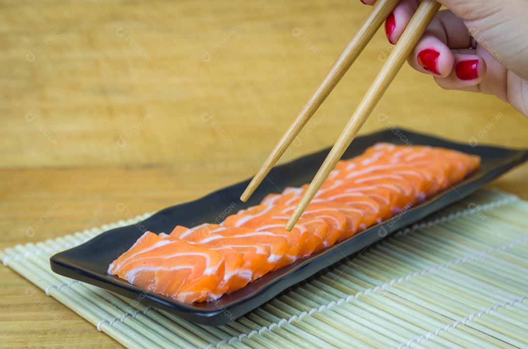 Carpaccio de salmão tradicional com molho de azeite e sumo de limão