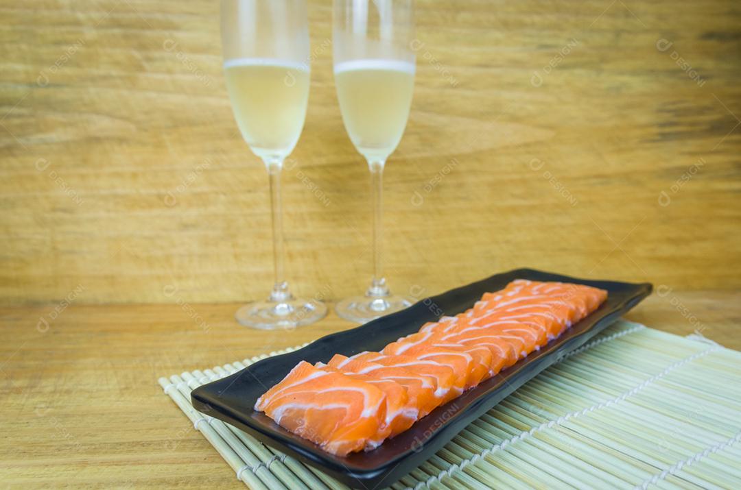 Carpaccio de salmão tradicional com molho de azeite e sumo de limão