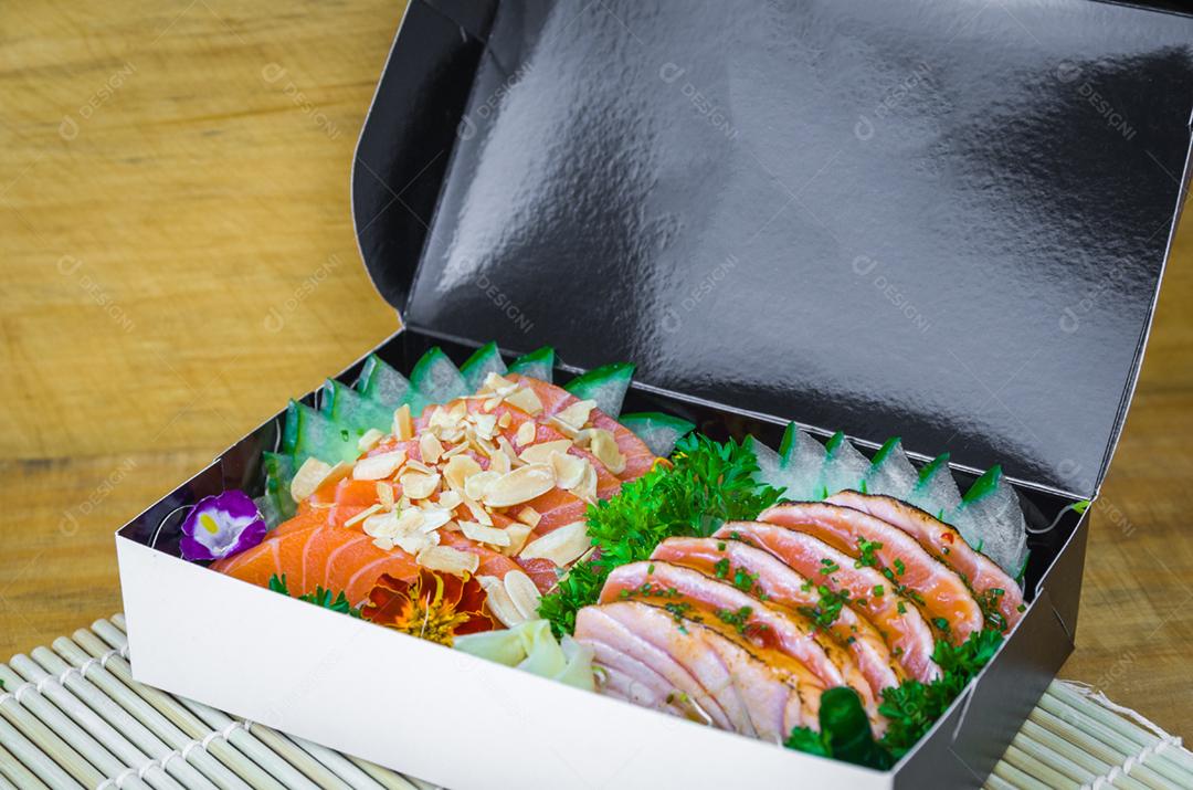 Conjunto de sushi Cozinha tradicional japonesa, sashimi premium decorado em ambiente elegante.