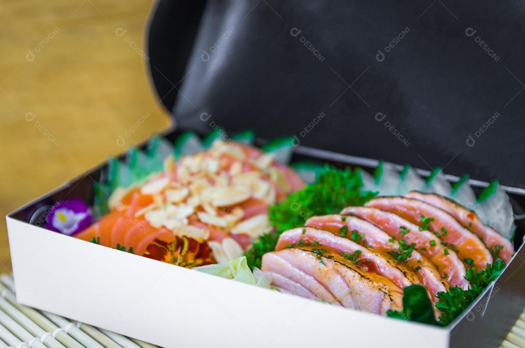 Conjunto de sushi Cozinha tradicional japonesa, sashimi premium decorado em ambiente elegante.