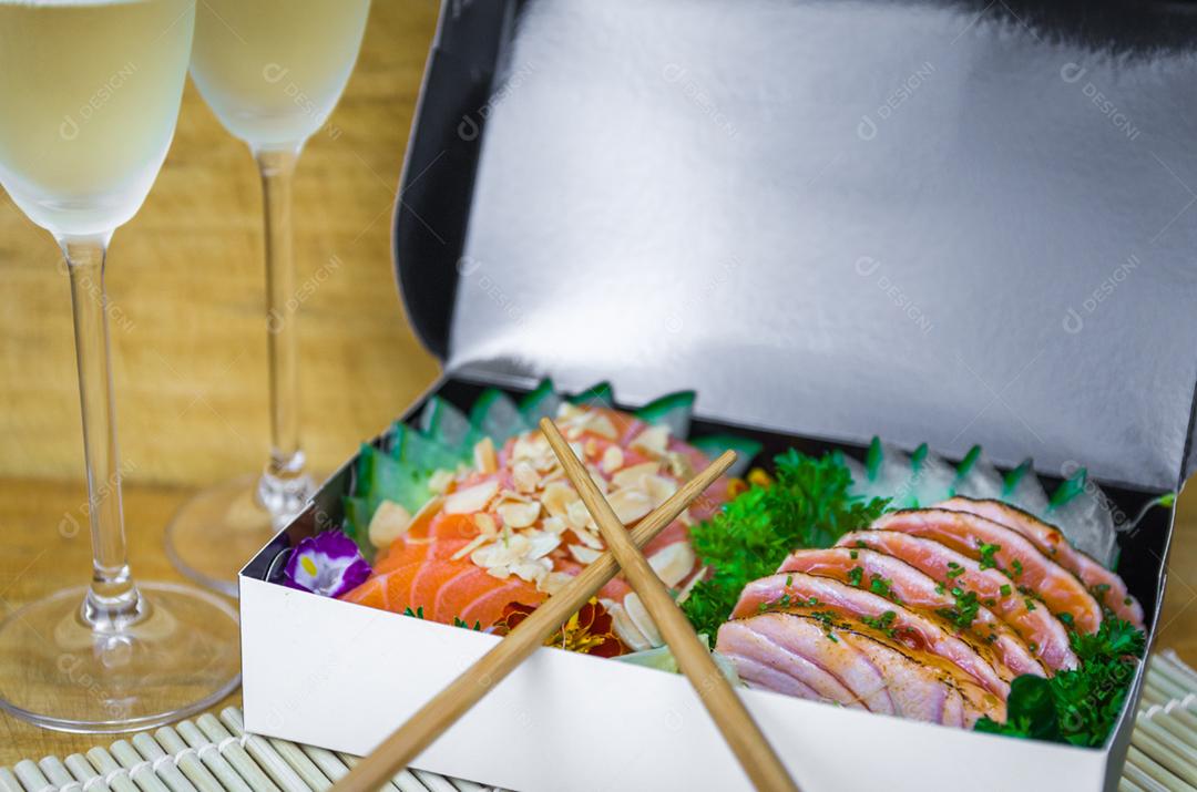 Conjunto de sushi Cozinha tradicional japonesa, sashimi premium decorado em ambiente elegante.