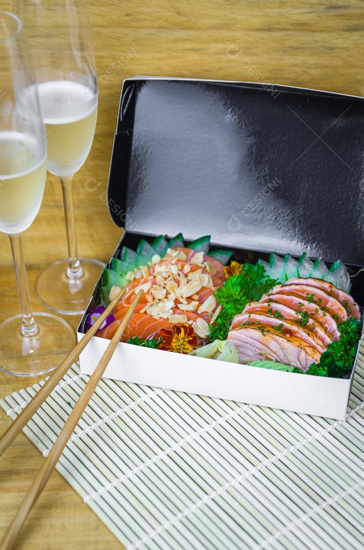 Conjunto de sushi Cozinha tradicional japonesa, sashimi premium decorado em ambiente elegante.