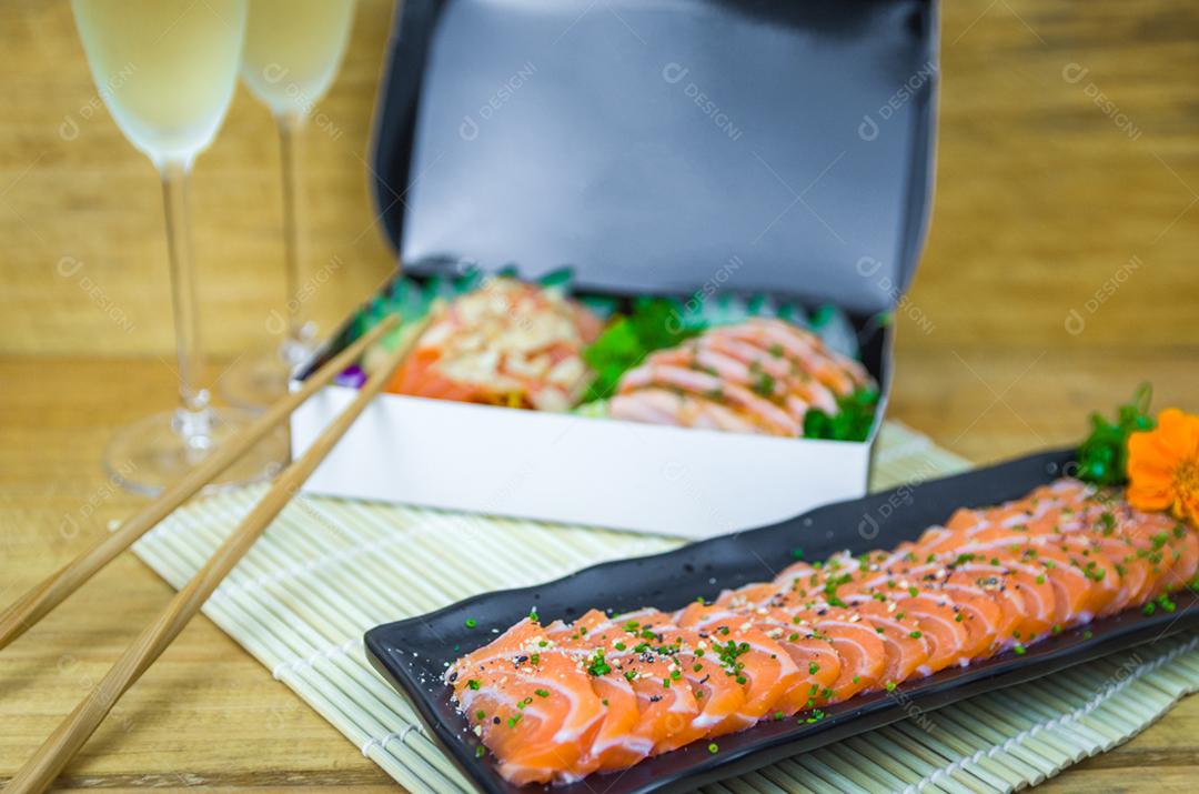 Conjunto de sushi Cozinha tradicional japonesa, sashimi premium decorado em ambiente elegante.