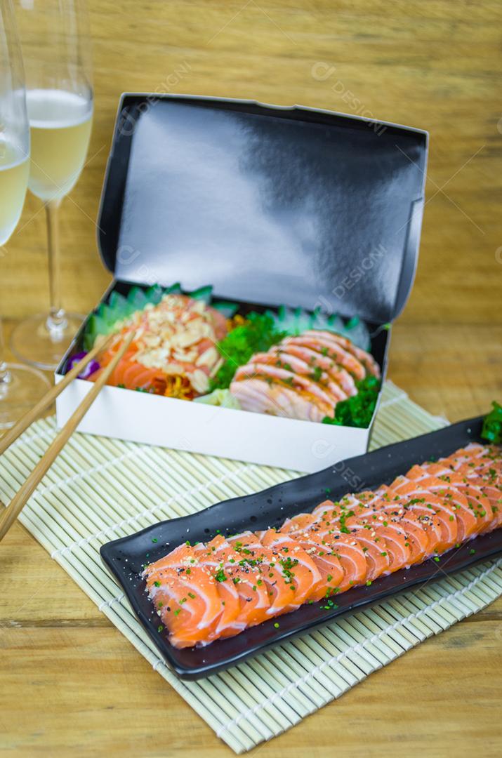 Conjunto de sushi Cozinha tradicional japonesa, sashimi premium decorado em ambiente elegante.