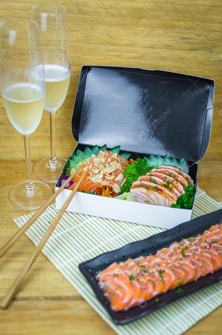 Conjunto de sushi Cozinha tradicional japonesa, sashimi premium decorado em ambiente elegante.