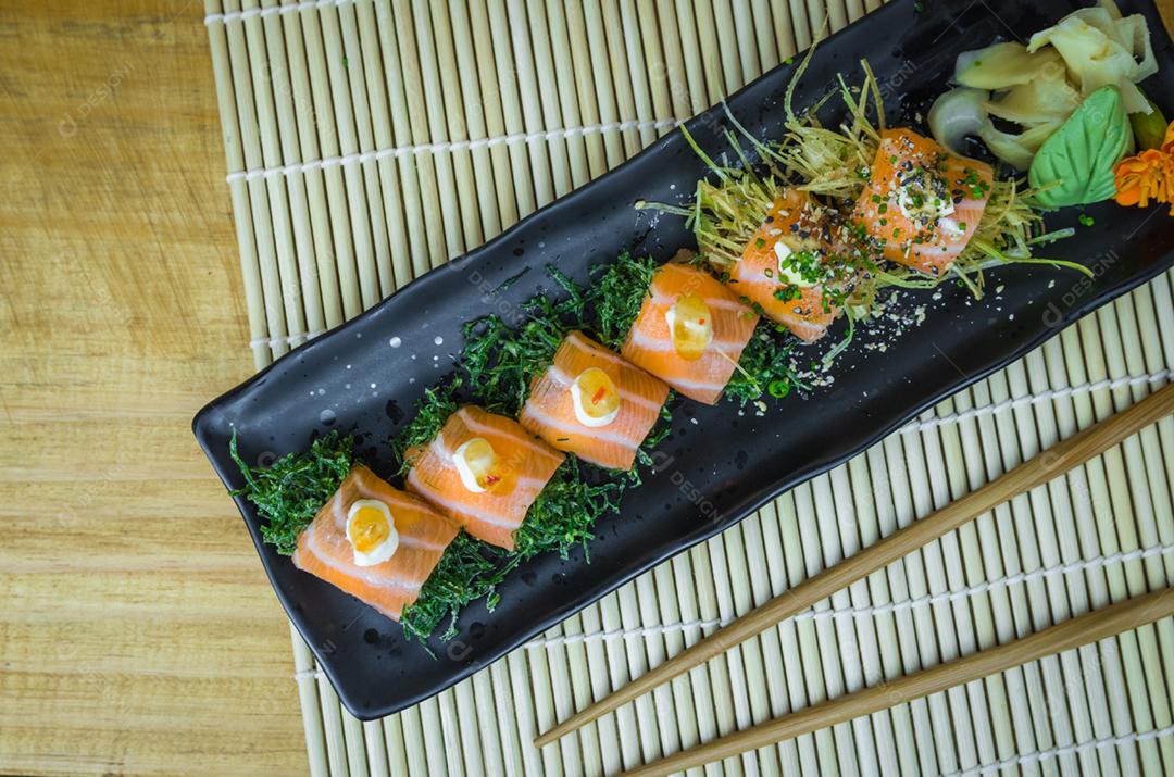 Conjunto de sushi Cozinha tradicional japonesa, sushi premium decorado em ambiente elegante.