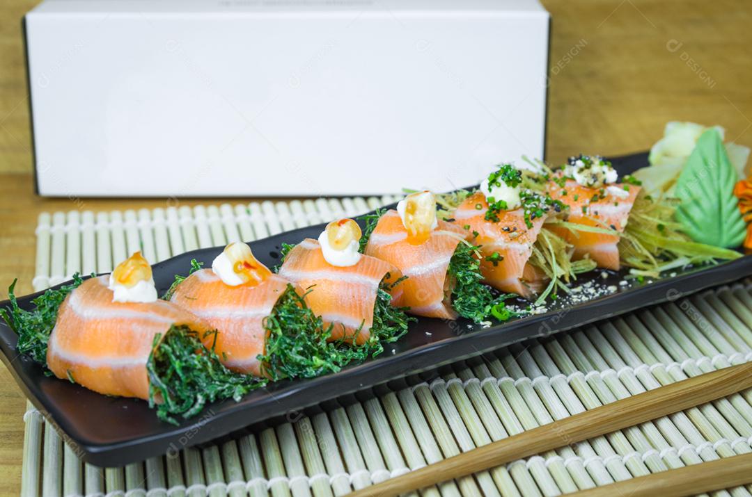 Conjunto de sushi Cozinha tradicional japonesa, sushi premium decorado em ambiente elegante.