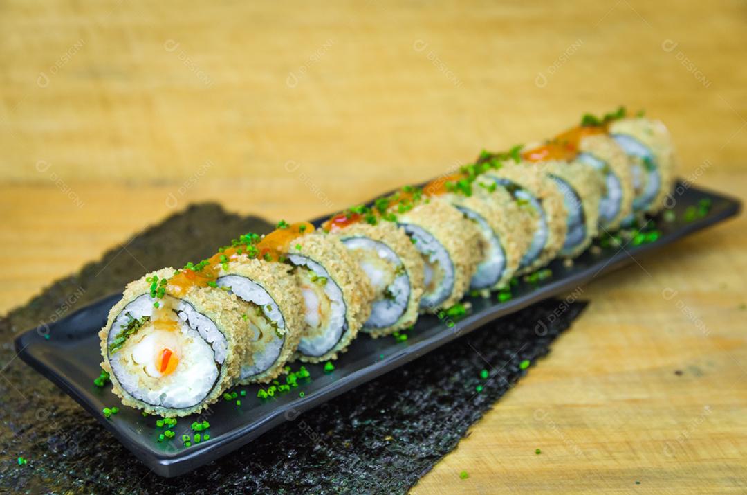 Sushi perfeito, cozinha tradicional japonesa. Delicioso sushi quente