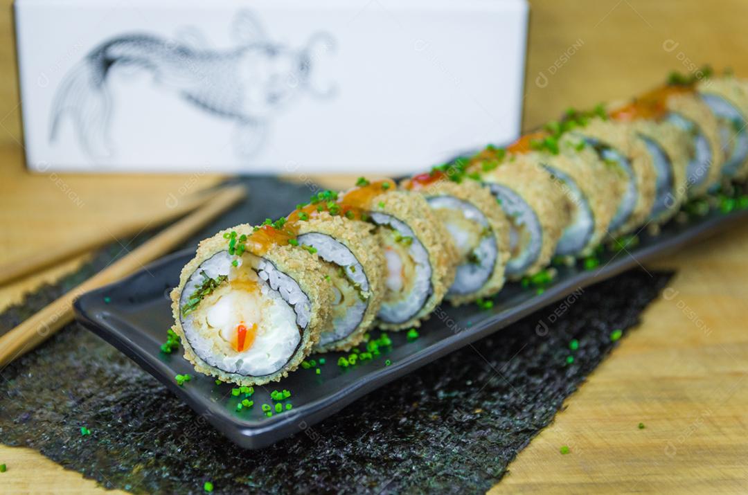 Sushi perfeito, cozinha tradicional japonesa. Delicioso sushi quente