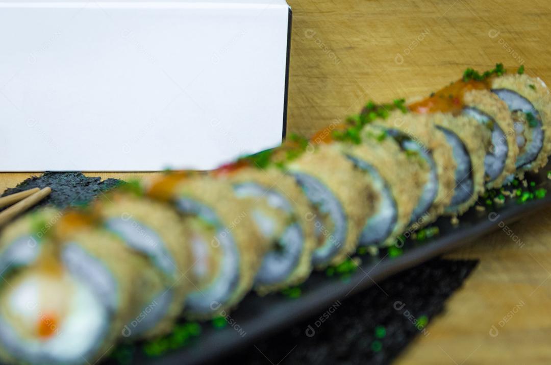 Sushi perfeito, cozinha tradicional japonesa. Delicioso sushi quente