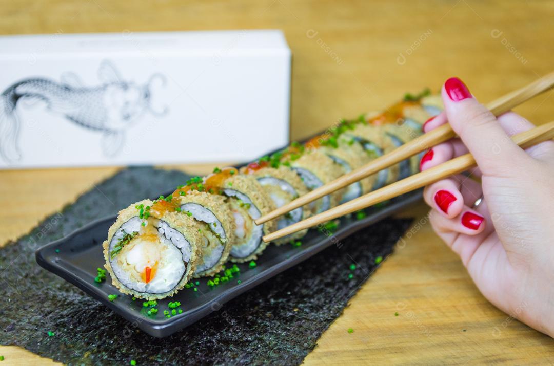 Sushi perfeito, cozinha tradicional japonesa. Delicioso sushi quente