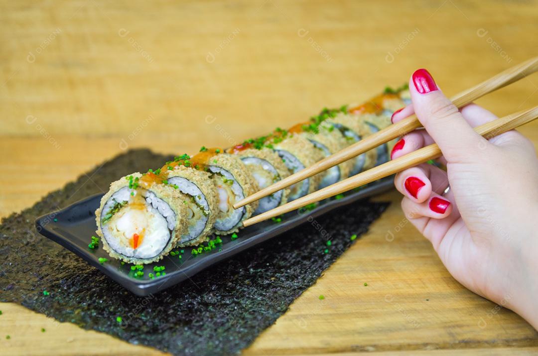 Sushi perfeito, cozinha tradicional japonesa. Delicioso sushi quente