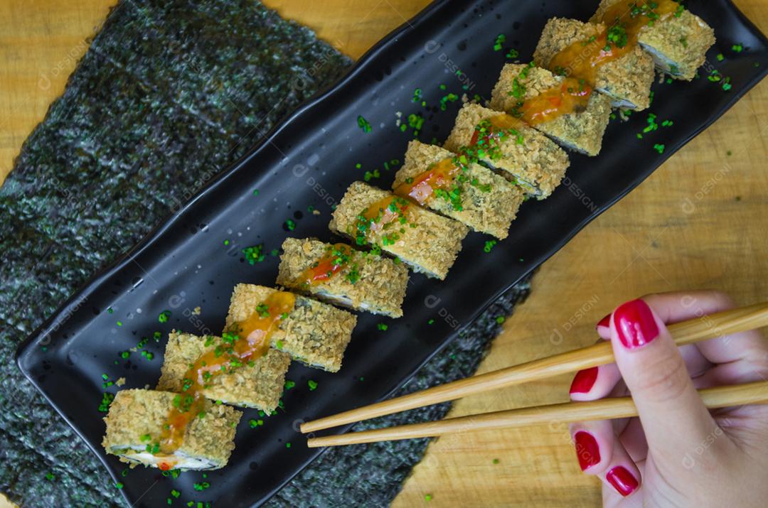 Sushi perfeito, cozinha tradicional japonesa. Delicioso sushi quente