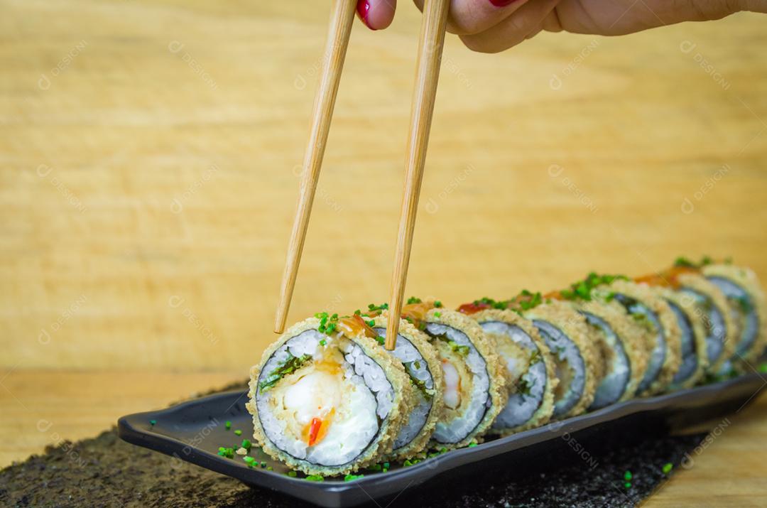Sushi perfeito, cozinha tradicional japonesa. Delicioso sushi quente