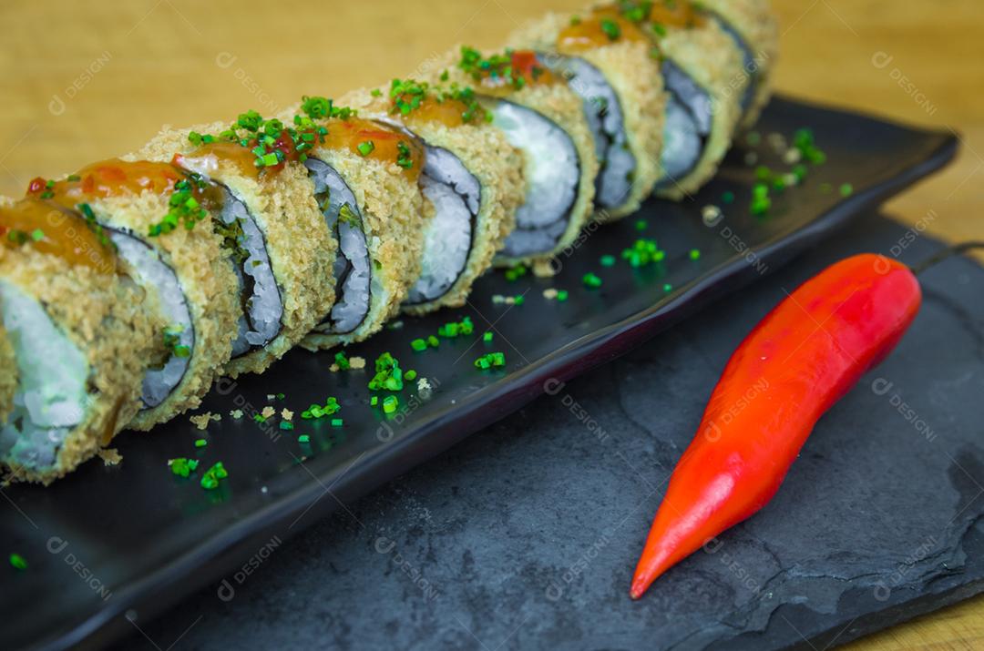 Sushi perfeito, cozinha tradicional japonesa. Delicioso sushi quente