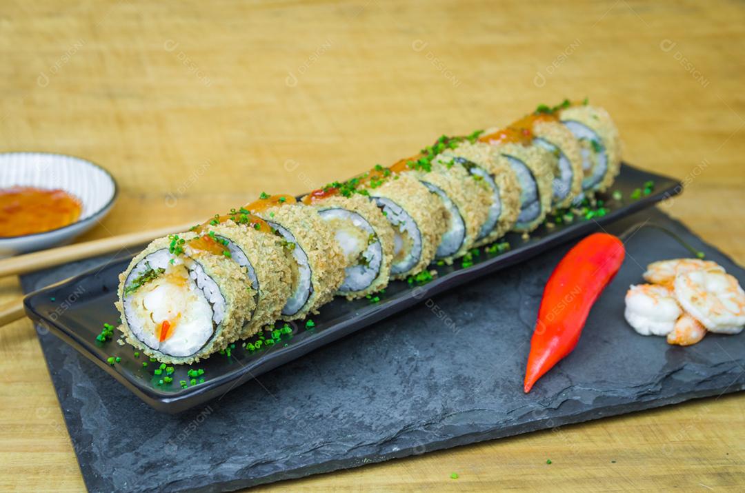 Sushi perfeito, cozinha tradicional japonesa. Delicioso sushi quente