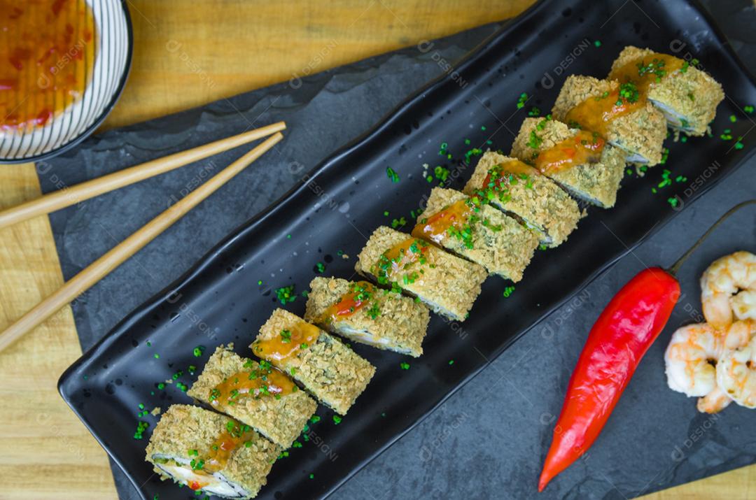 Sushi perfeito, cozinha tradicional japonesa. Delicioso sushi quente