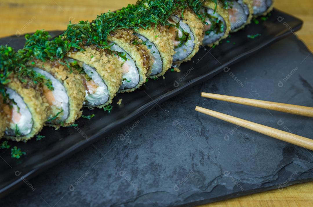 Sushi perfeito, cozinha tradicional japonesa. Delicioso sushi quente