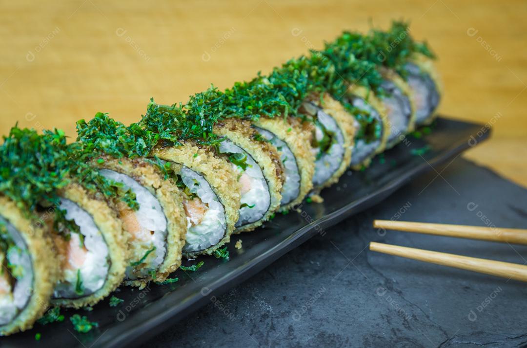 Sushi perfeito, cozinha tradicional japonesa. Delicioso sushi quente