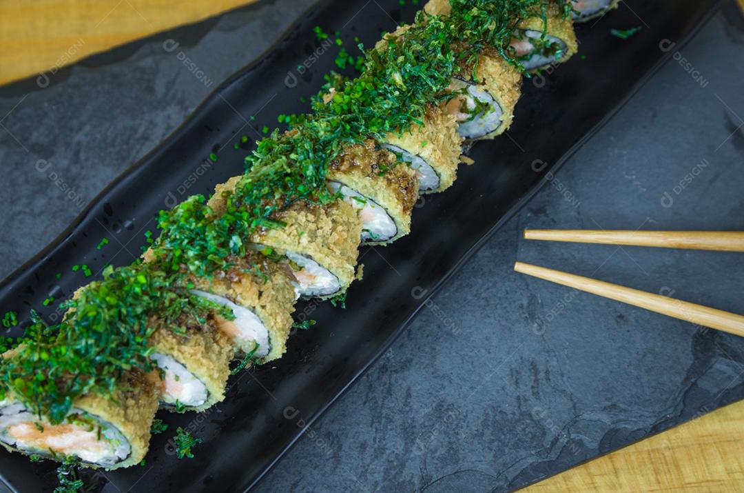 Sushi perfeito, cozinha tradicional japonesa. Delicioso sushi quente