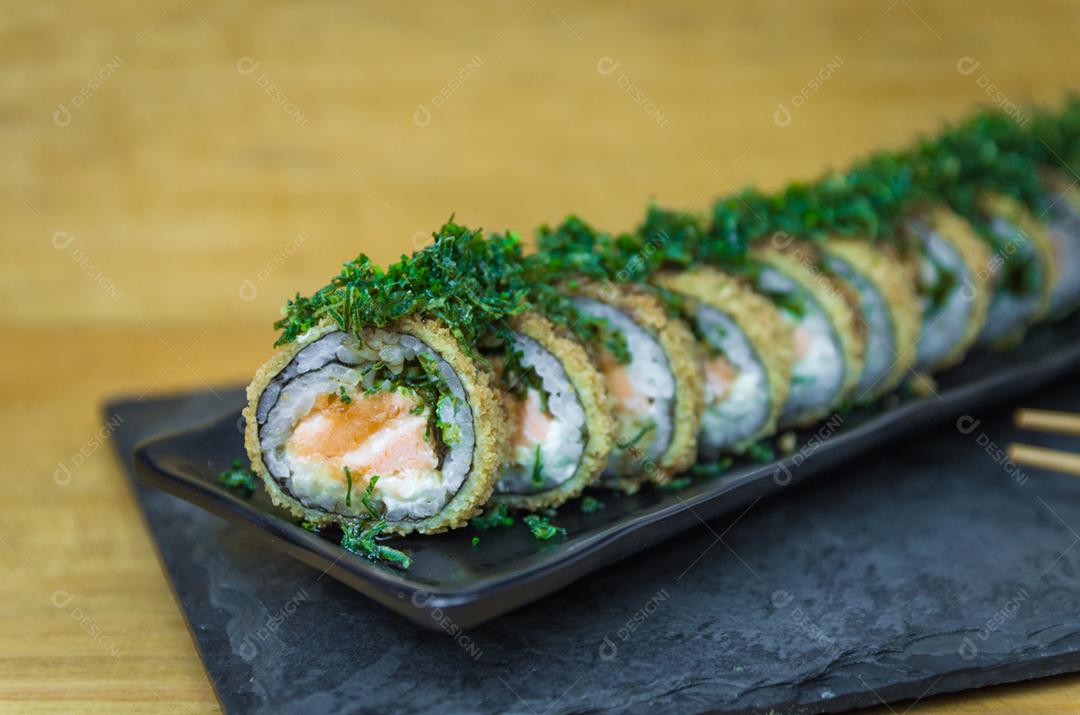 Sushi perfeito, cozinha tradicional japonesa. Delicioso sushi quente