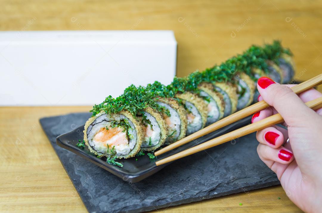 Sushi perfeito, cozinha tradicional japonesa. Delicioso sushi quente