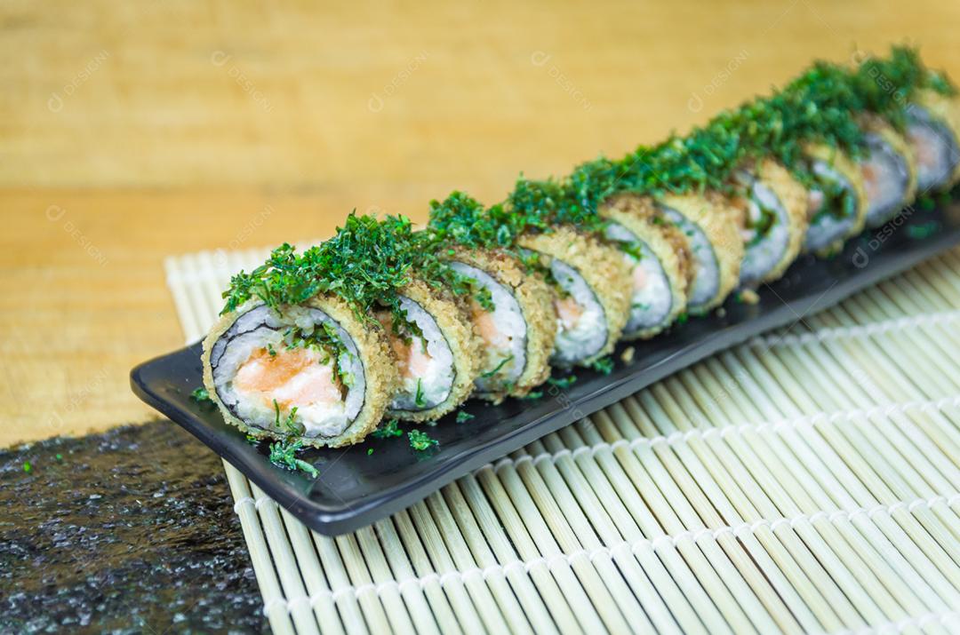 Sushi perfeito, cozinha tradicional japonesa. Delicioso sushi quente