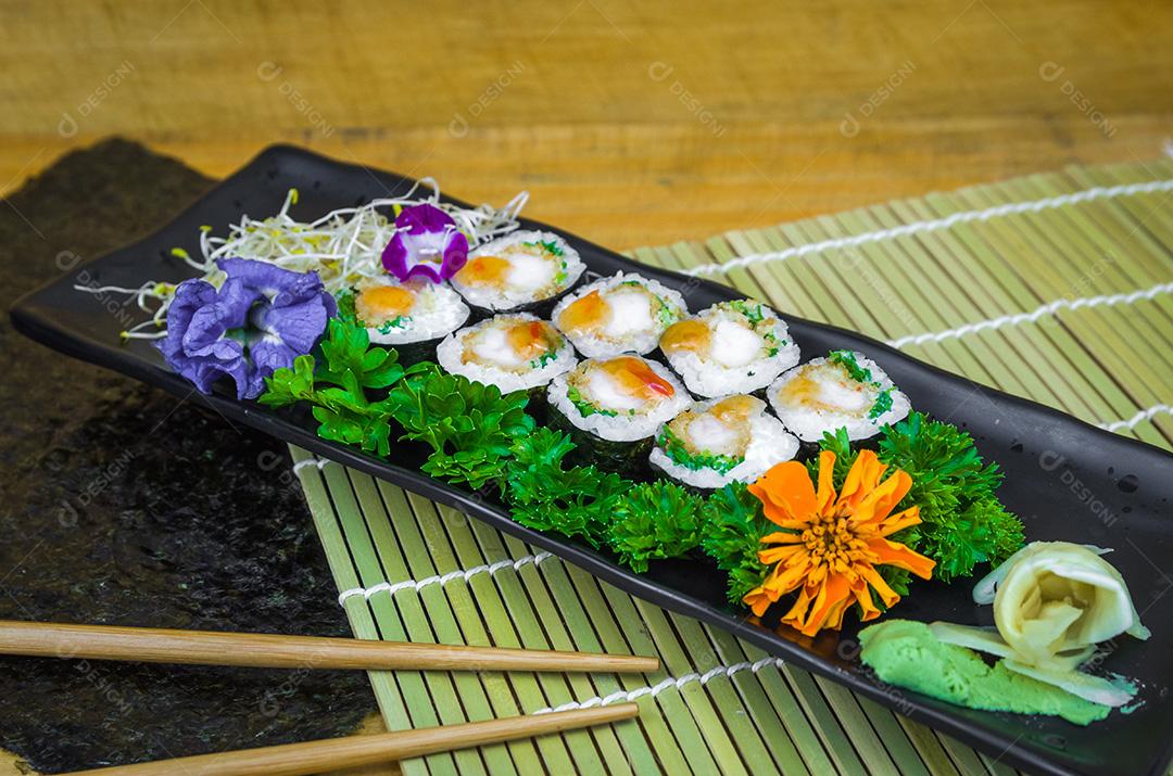 Delicioso hossomaki no prato decorado