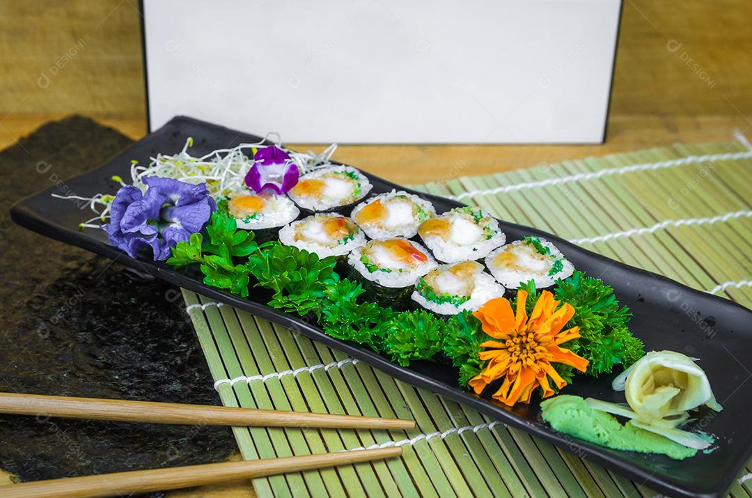 Delicioso hossomaki no prato decorado