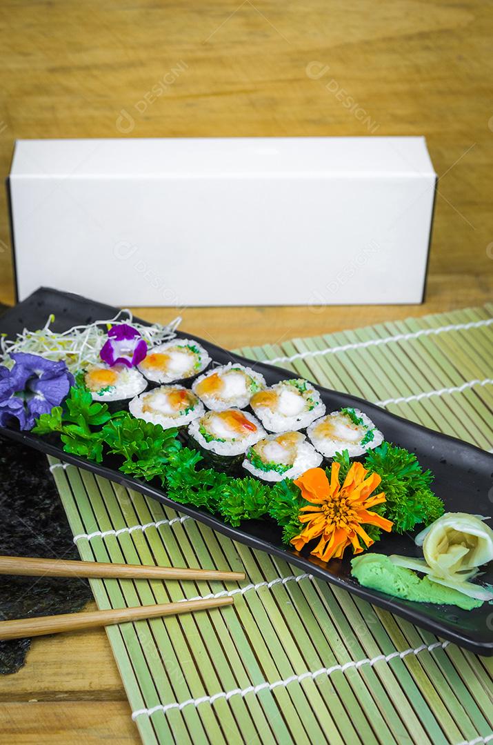 Delicioso hossomaki no prato decorado