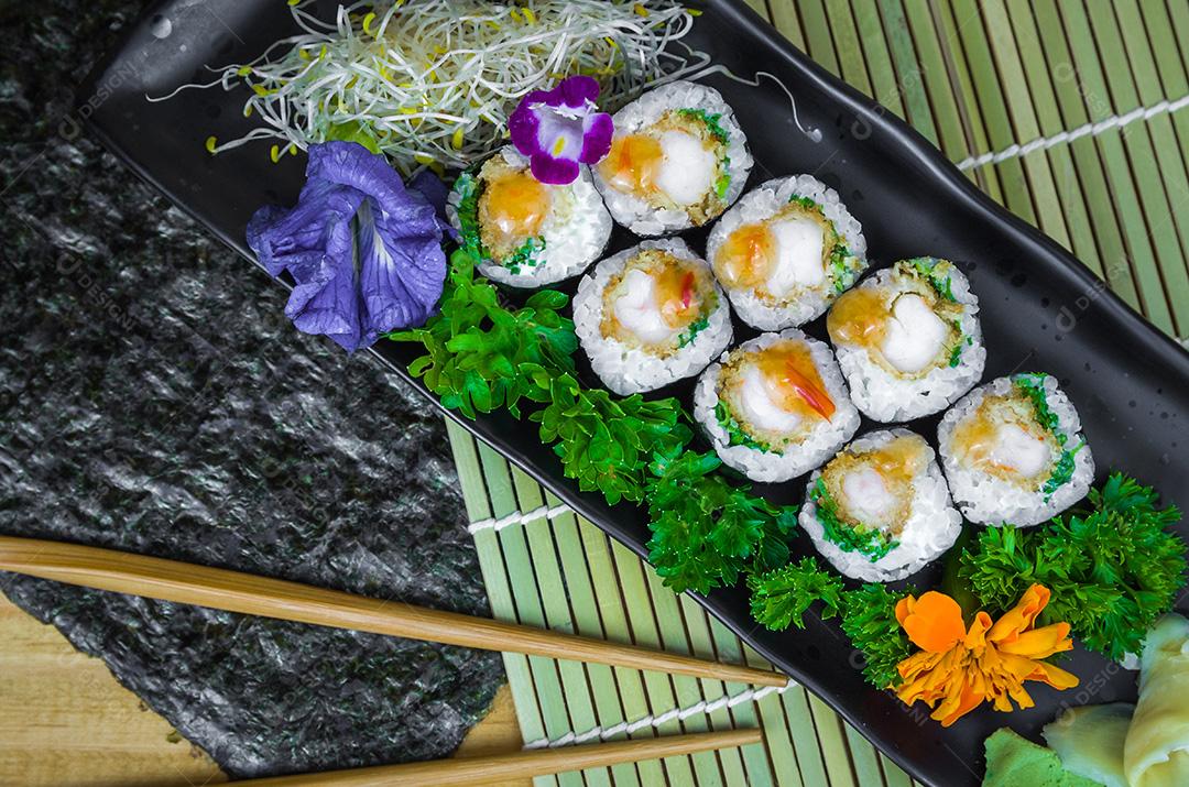 Delicioso hossomaki no prato decorado